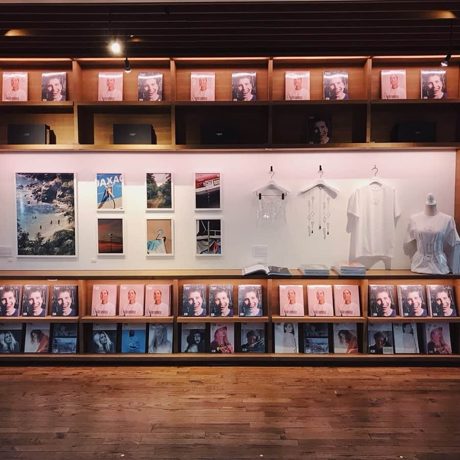 代官山 蔦屋書店　DAIKANYAMA T-SITEさんのインスタグラム写真 - (代官山 蔦屋書店　DAIKANYAMA T-SITEInstagram)「【her.magazine at home】﻿ ﻿ 2015年にニュージーランド出身のJames Oliver @jamesoliver_tno (ジェイムズ・オリヴァー)氏が創刊したファッション＆カルチャーマガジン『her.magazine』のvol.8発売を記念し、代官山 蔦屋書店では初のフェアを開催します。﻿ ﻿ 期間中は本誌を部屋でくつろぎながら読んでもらいたいという想いのもと、これまで誌面で取り上げてきたChika KisadaやVIBERGなど各ブランドとのコラボが実現して生まれた希少なアイテムを数量限定で展開します。﻿ また、『her.magazine』のバックナンバーも展開しますので、この機会に『her.magazine』の魅力を堪能してみてはいかがでしょうか。﻿ ﻿ ﻿ ============================﻿========﻿﻿﻿=﻿﻿﻿﻿ 「her.magazine at home」﻿ ﻿ 会期：5月17日 〜 6月6日﻿﻿﻿﻿﻿﻿ 場所：蔦屋書店2号館 1階 ギャラリースペース﻿ 時間：7:00～深夜2:00(営業時間)﻿ ============================﻿========﻿﻿﻿=﻿﻿﻿ ﻿ ﻿ ﻿ ﻿ #her #hermagazine #hermagazineathome #ChikaKisada #VIBERG #dreehemingway #magnusunnar #snohaalegra #kennethcappello #magazine #代官山蔦屋書店」5月17日 7時44分 - daikanyama.tsutaya