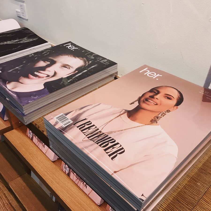 代官山 蔦屋書店　DAIKANYAMA T-SITEさんのインスタグラム写真 - (代官山 蔦屋書店　DAIKANYAMA T-SITEInstagram)「【her.magazine at home】﻿ ﻿ 2015年にニュージーランド出身のJames Oliver @jamesoliver_tno (ジェイムズ・オリヴァー)氏が創刊したファッション＆カルチャーマガジン『her.magazine』のvol.8発売を記念し、代官山 蔦屋書店では初のフェアを開催します。﻿ ﻿ 期間中は本誌を部屋でくつろぎながら読んでもらいたいという想いのもと、これまで誌面で取り上げてきたChika KisadaやVIBERGなど各ブランドとのコラボが実現して生まれた希少なアイテムを数量限定で展開します。﻿ また、『her.magazine』のバックナンバーも展開しますので、この機会に『her.magazine』の魅力を堪能してみてはいかがでしょうか。﻿ ﻿ ﻿ ============================﻿========﻿﻿﻿=﻿﻿﻿﻿ 「her.magazine at home」﻿ ﻿ 会期：5月17日 〜 6月6日﻿﻿﻿﻿﻿﻿ 場所：蔦屋書店2号館 1階 ギャラリースペース﻿ 時間：7:00～深夜2:00(営業時間)﻿ ============================﻿========﻿﻿﻿=﻿﻿﻿ ﻿ ﻿ ﻿ ﻿ #her #hermagazine #hermagazineathome #ChikaKisada #VIBERG #dreehemingway #magnusunnar #snohaalegra #kennethcappello #magazine #代官山蔦屋書店」5月17日 7時44分 - daikanyama.tsutaya