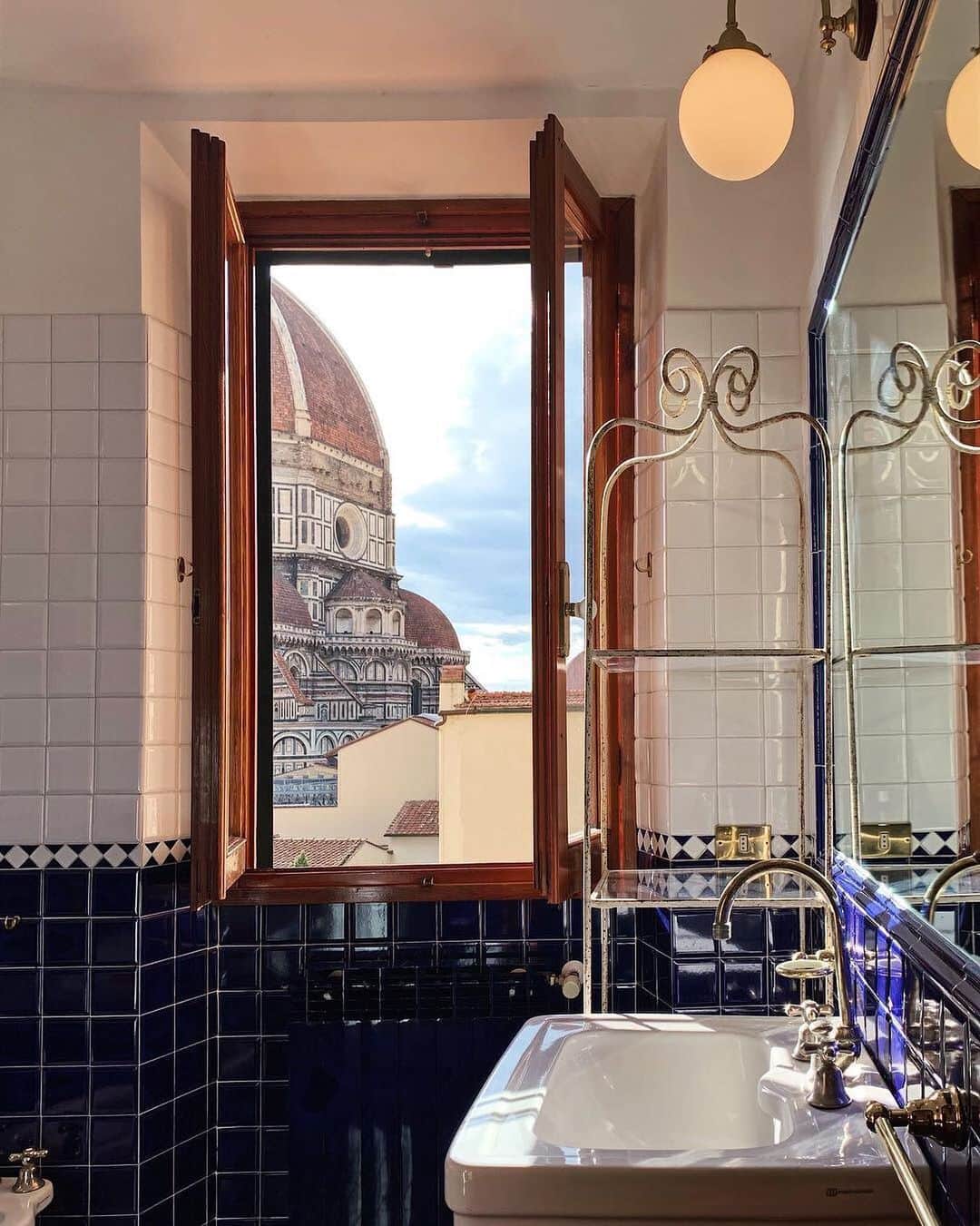 Airbnbさんのインスタグラム写真 - (AirbnbInstagram)「This bright apartment in the heart of the historic city center makes you neighbors with the Duomo. After a day of roaming the cobblestones, unwind on the balcony that runs the length of the apartment. Or head to Trattoria Zà Zà for Tuscan classics with a healthy dose of truffles. ⁣ ⁣ Photo: @serg88mondragon」5月17日 7時44分 - airbnb