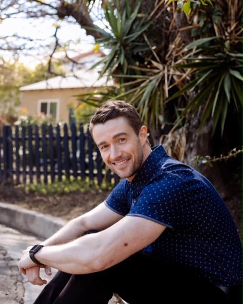 ロバート・バックリーのインスタグラム：「Check out the latest @nkdmag for pics of me petting a dog and stories of being a magician during my formative years.」