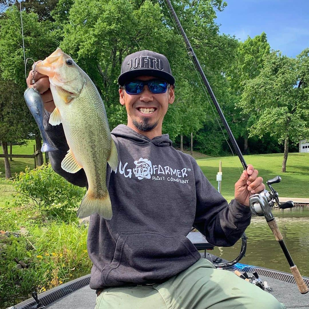 伊豫部健さんのインスタグラム写真 - (伊豫部健Instagram)「I love throwing Swim baits‼️ @10tenfeetunder_kiob  My favorite swimbait is "HEAD BOMB" 10ftu.  アメリカも日本も変わらなくバスはボムが好き❣️ 皆さんも是非ヘッドボムの面白さを体感してみてくださいね👍  @autogarage_omy @10tenfeetunder_kiob @se9rets @gary_international_kk @hayabusafishinghooks @obick_55 @ken_iyobe @hayabusa.fishing @shimanofishing_jp @talex_fishing @sunline_japan @ringstar_1889 #iyoken #kiob #イヨケン」5月17日 7時52分 - ken_iyobe