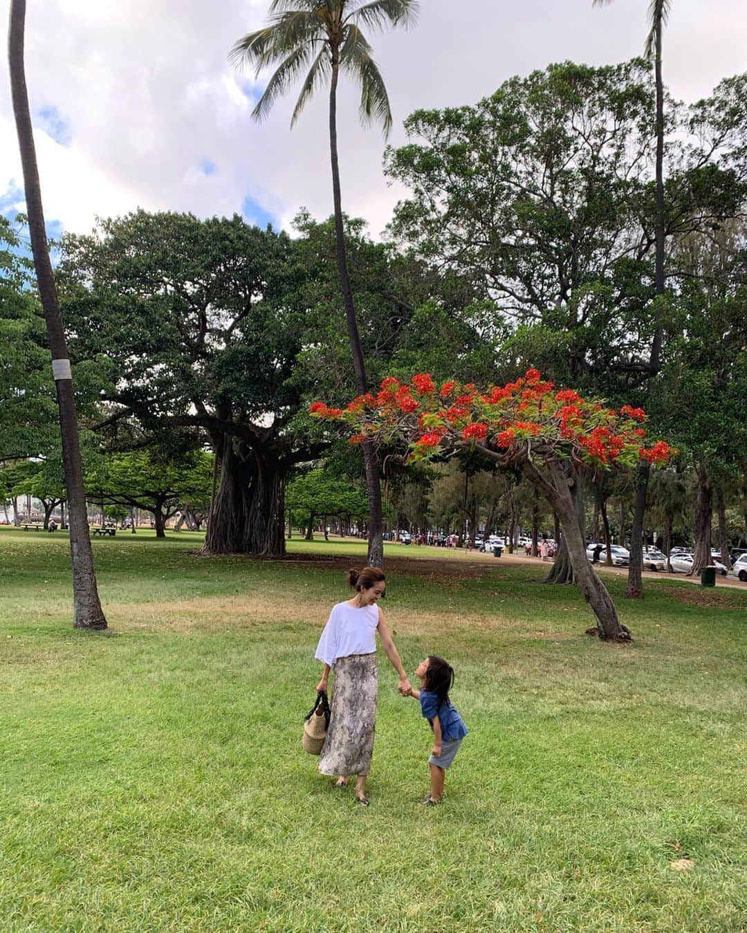 春名亜美さんのインスタグラム写真 - (春名亜美Instagram)「ビーチに行く手前の公園でも、ひとはしゃぎ🌳👦🏽👶🏼(この公園を行きも帰りも通るから、なっかなかお家に帰れない🤷🏻‍♀️) 4枚目→次男はずーっとパッポー(鳥)探し🕊 ・  @ll_brothers_ll のアカウントの方の最新のpostで次男が鳥をひたすら追ってる動画もアップしてます🦆 もしも万が一ご興味あれば 笑 ・ ・ ・ #5歳 #1歳10ヶ月#brother #兄弟 #Hawaii #ハワイ #ハワイ生活 #hawaiilife #ハワイ暮らし #子連れハワイ #男の子ママ #夕方散歩」5月17日 7時54分 - amiharunaami