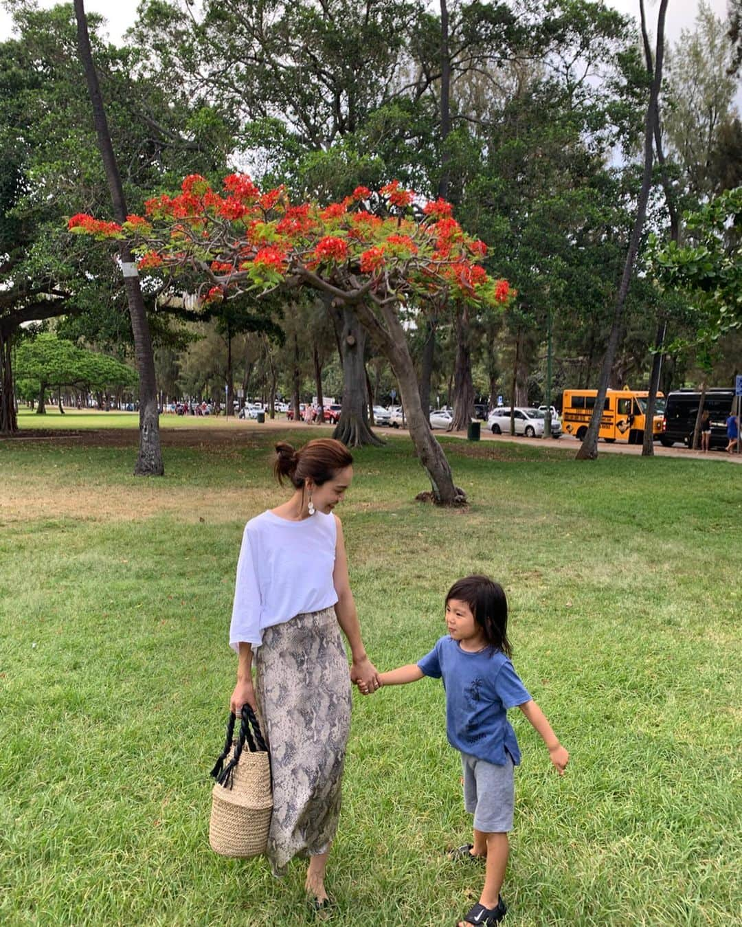 春名亜美さんのインスタグラム写真 - (春名亜美Instagram)「ビーチに行く手前の公園でも、ひとはしゃぎ🌳👦🏽👶🏼(この公園を行きも帰りも通るから、なっかなかお家に帰れない🤷🏻‍♀️) 4枚目→次男はずーっとパッポー(鳥)探し🕊 ・  @ll_brothers_ll のアカウントの方の最新のpostで次男が鳥をひたすら追ってる動画もアップしてます🦆 もしも万が一ご興味あれば 笑 ・ ・ ・ #5歳 #1歳10ヶ月#brother #兄弟 #Hawaii #ハワイ #ハワイ生活 #hawaiilife #ハワイ暮らし #子連れハワイ #男の子ママ #夕方散歩」5月17日 7時54分 - amiharunaami