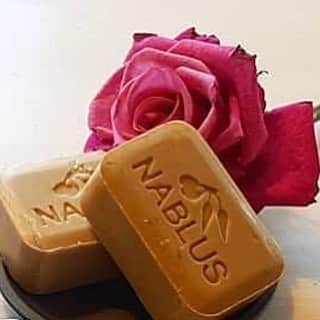 Nablus Japanのインスタグラム：「5月の母の日ギフトは、ナーブルスソープの #ダマスクローズ と #ナチュラルオリーブオイル が最も人気でした。 母の日だけでなく、いつでもギフトとして購入できるようにギフトセットを定番化しました。 . . #ナーブルスソープ  #nablussoap」