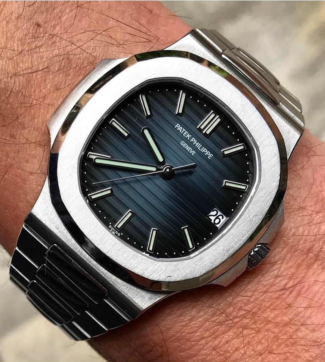 Daily Watchさんのインスタグラム写真 - (Daily WatchInstagram)「Up close with the stainless steel Patek Philippe Nautilus 5712 🔥 Photo by @wisewatch」5月17日 8時04分 - dailywatch