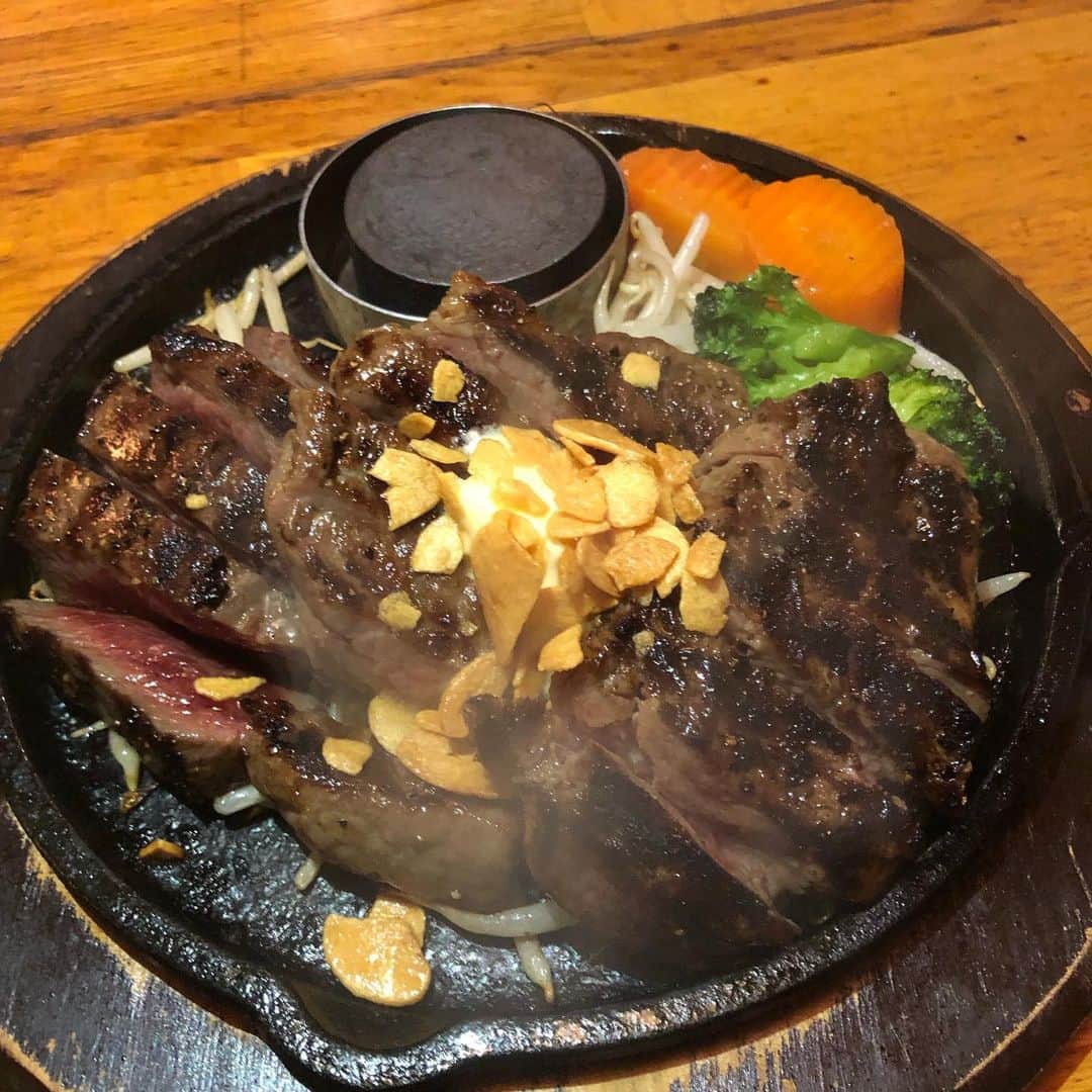 栗田善太郎さんのインスタグラム写真 - (栗田善太郎Instagram)「親不孝通りです。 言わばホームです。 居酒屋がんこです！  大盛況の理由はこの肉！ その名も肉三昧！ さがり&サーロイン&ヒレの三種を100ｇずつ！ 肉だけではなく、 地元糸島野菜の朝採りサラダもたっぷり！ バランスバランス！！ 鳥皮のピリピリ揚げや このピンクは 博多明太磯部揚げ！ など、他県からのお客様にも嬉しい。 西の星⭐️のボトルキープしてますので是非飲んで楽しんで下さい！  居酒屋がんこ 福岡市中央区舞鶴  #ちこリレー #いいちこボトルリレー #旨酒美食探訪 #藤田可菜 #栗田善太郎 #いいちこ #iichiko #下町のナポレオン  #深薫 #日田全麹 #西の星 #麦焼酎 #ソワニエ #三和酒類  #福岡市 #中央区 #舞鶴 #ステーキ」5月17日 8時09分 - kurizen01