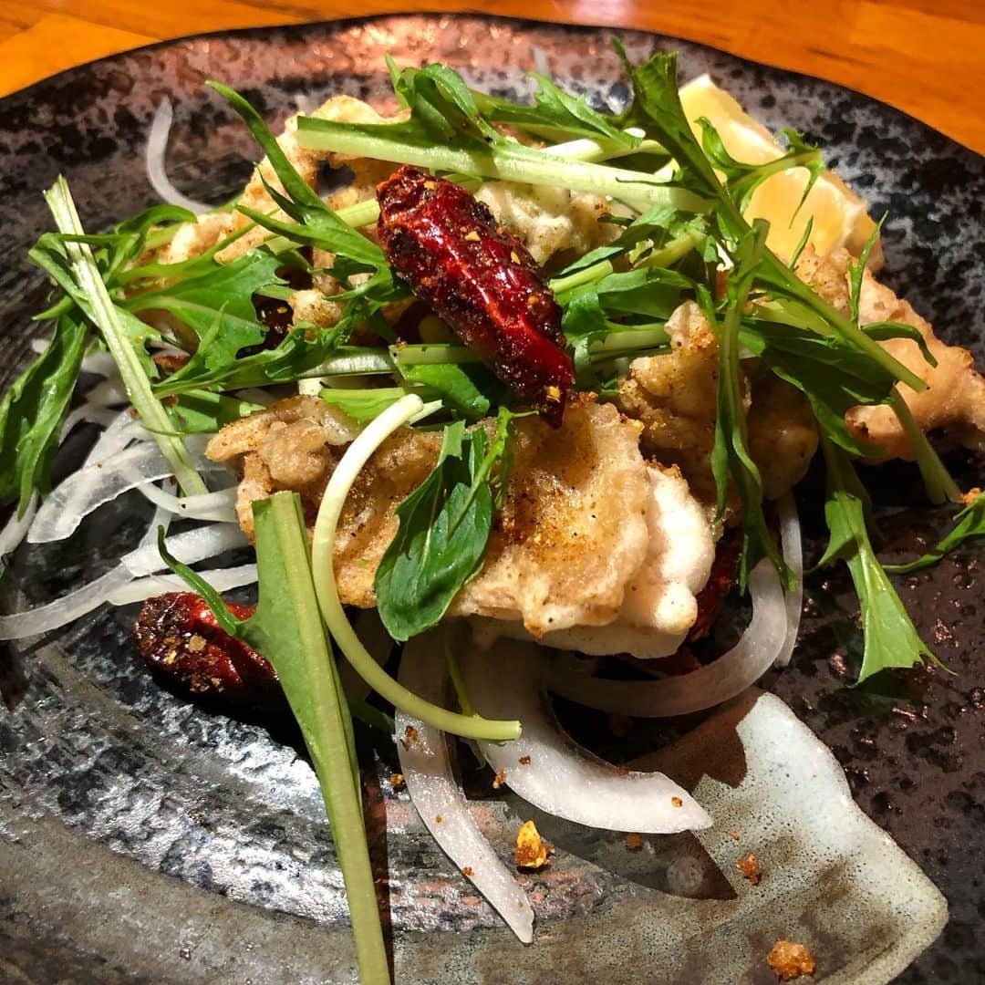 栗田善太郎さんのインスタグラム写真 - (栗田善太郎Instagram)「親不孝通りです。 言わばホームです。 居酒屋がんこです！  大盛況の理由はこの肉！ その名も肉三昧！ さがり&サーロイン&ヒレの三種を100ｇずつ！ 肉だけではなく、 地元糸島野菜の朝採りサラダもたっぷり！ バランスバランス！！ 鳥皮のピリピリ揚げや このピンクは 博多明太磯部揚げ！ など、他県からのお客様にも嬉しい。 西の星⭐️のボトルキープしてますので是非飲んで楽しんで下さい！  居酒屋がんこ 福岡市中央区舞鶴  #ちこリレー #いいちこボトルリレー #旨酒美食探訪 #藤田可菜 #栗田善太郎 #いいちこ #iichiko #下町のナポレオン  #深薫 #日田全麹 #西の星 #麦焼酎 #ソワニエ #三和酒類  #福岡市 #中央区 #舞鶴 #ステーキ」5月17日 8時09分 - kurizen01