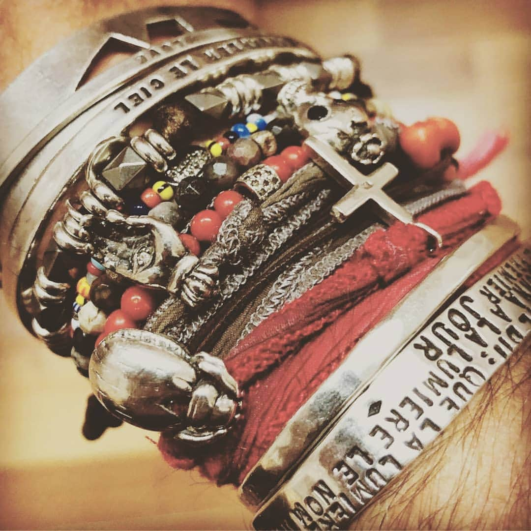 キャサリン ミッシェルさんのインスタグラム写真 - (キャサリン ミッシェルInstagram)「This how it's done gentlemen ! Stack by @marchetti_julien , thank you for posting 🙌 #mensfashion #mensjewelry #homme #uomo #amulets #protection #charms #realdeal #preciousstones #scarabee #scarab  #mudra #spirited #jewelryasmedecinecm」5月17日 8時23分 - catherinemichiels