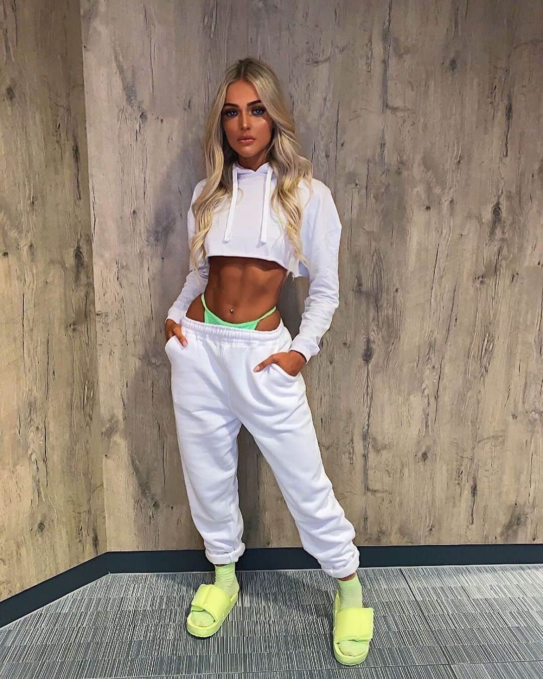 Public Desireさんのインスタグラム写真 - (Public DesireInstagram)「Airport attire QUEEN @mary_bedford 💸🔥 Shop WHITE LOS ANGELES EMBROIDERED SLOGAN CROPPED HOODIE NOW £10.00, REVEL SLIDERS IN NEON YELLOW £22.99 + get the look with White Slogan Tracksuit Bottoms £27.99 #lookofthebae #pdbae Tap to shop ☝」5月17日 8時32分 - publicdesire