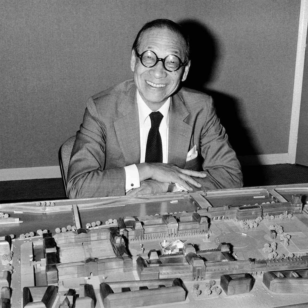 NBC Newsさんのインスタグラム写真 - (NBC NewsInstagram)「Renowned architect I.M. Pei, whose designs included the John F. Kennedy Library in Massachusetts and the glass and steel pyramid at the Louvre in Paris, has died. He was 102. Click on the link in our bio for more. . 📷 Pascal George / @afpphoto」5月17日 8時32分 - nbcnews