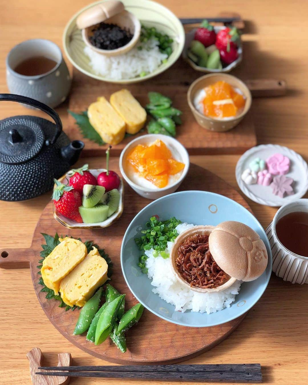 みかさんのインスタグラム写真 - (みかInstagram)「2019.5.17  おはようございます  今日のあさごはんは * ・器茶漬け ・だし巻き玉子 ・スナップエンドウの胡麻和え ・キウイ、いちご、アメリカンチェリー ・清見オレンジヨーグルト ・落雁 *  今朝は金沢で買った #佃の佃煮 さんの #器茶漬け * 最中の中に佃煮茶漬けの具が入ってて お茶をかけていただきました。 山椒ちりめんと梅昆布。 ふやけた最中も美味しくて あっと言う間にたいらげました😋 *  落雁も金沢自分お土産ので。 #諸江屋 さんの❤︎ 小さな引き出しに落雁が入ってて かわいい。 こどもたちがなぜかハマり、 ほぼ食べられた😭 この味がわかるのか？？ *  朝ラン記録🏃‍♀️ 4.74km24.47min ずっと欲しかったスマートウォッチを ついに買ってしまう。 音楽も500曲入るのが出たので ほぼ勢いで。 さっそく使ってみたら 快適〜🏃‍♀️ 心拍コントロールがダイエットの鍵に なりそうなのでうまく活用しなきゃ。 *  今日もがんばろう〜 *  #あさごはん#朝ごはん#朝食#和食#お茶漬け#だし巻き玉子#カッティングボード#白山陶器#らくがん#落雁#和ンプレート#breakfast#morning#japanesefood#igersjp#locari#フーディーテーブル#おうちごはん#おうちごはんlover#朝時間#朝美人アンバサダー #朝ラン記録#朝活#南部鉄器」5月17日 8時34分 - mikasko