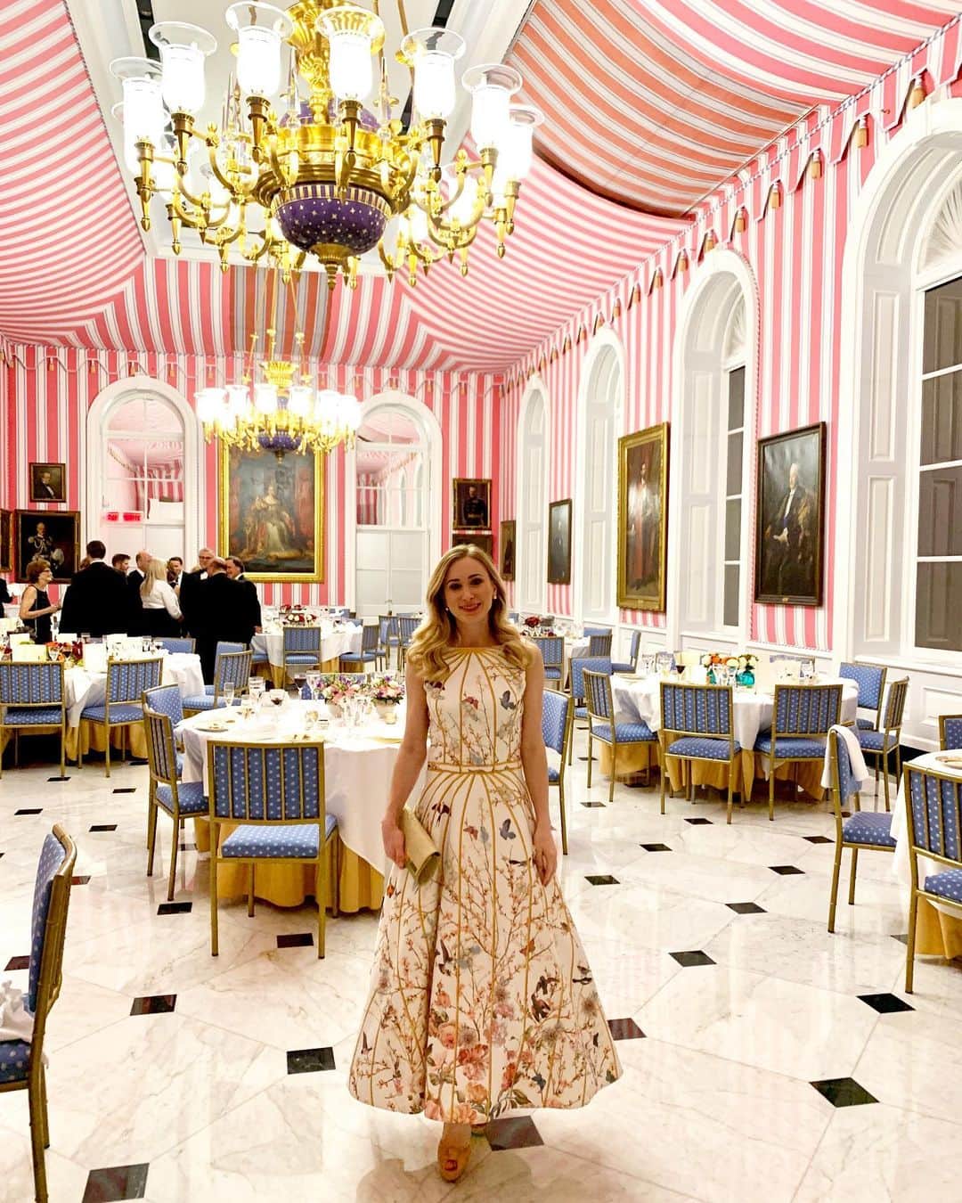 ジョアニー・ロシェットのインスタグラム：「Dinner at Rideau Hall in @dicarlocouture_official #rideauhall #canada」