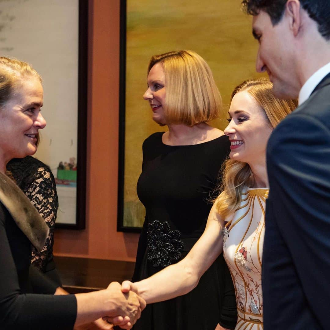 ジョアニー・ロシェットさんのインスタグラム写真 - (ジョアニー・ロシェットInstagram)「State Dinner with Her Excellency the Right Honourable Julie Payette, Governor General of Canada, and The Right Honourable Justin Trudeau, Prime Minister of Canada, in honour of Her Excellency Kolinda Grabar-Kitarović, President of the Republic of Croatia, and Mr. Jakov Kitarović. What a nice dinner in company of these inspiring women and Prime Minister! Thank you @dicarlocouture_official for the beautiful dress!  #justintrudeau」5月17日 8時51分 - joannierochette