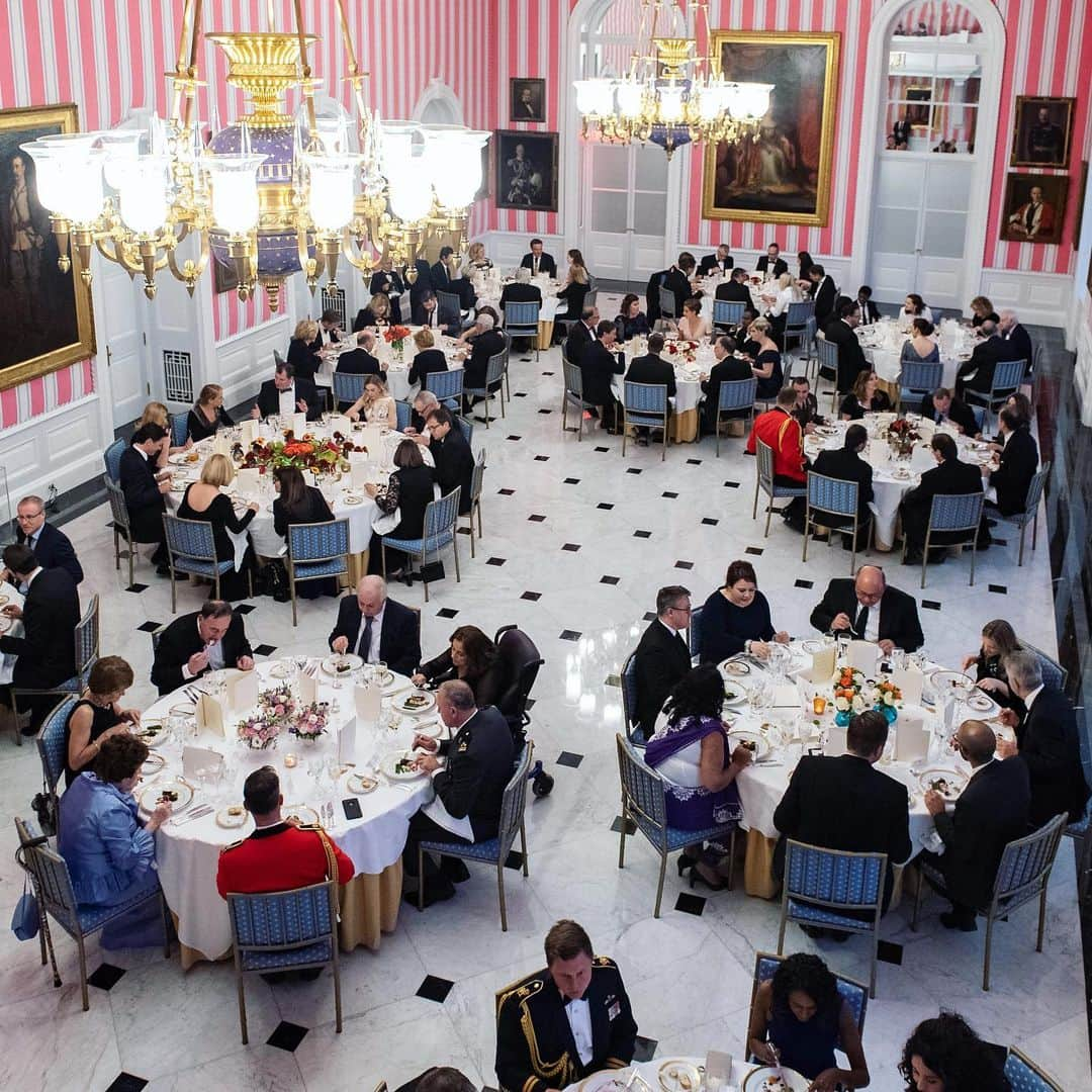 ジョアニー・ロシェットさんのインスタグラム写真 - (ジョアニー・ロシェットInstagram)「State Dinner with Her Excellency the Right Honourable Julie Payette, Governor General of Canada, and The Right Honourable Justin Trudeau, Prime Minister of Canada, in honour of Her Excellency Kolinda Grabar-Kitarović, President of the Republic of Croatia, and Mr. Jakov Kitarović. What a nice dinner in company of these inspiring women and Prime Minister! Thank you @dicarlocouture_official for the beautiful dress!  #justintrudeau」5月17日 8時51分 - joannierochette