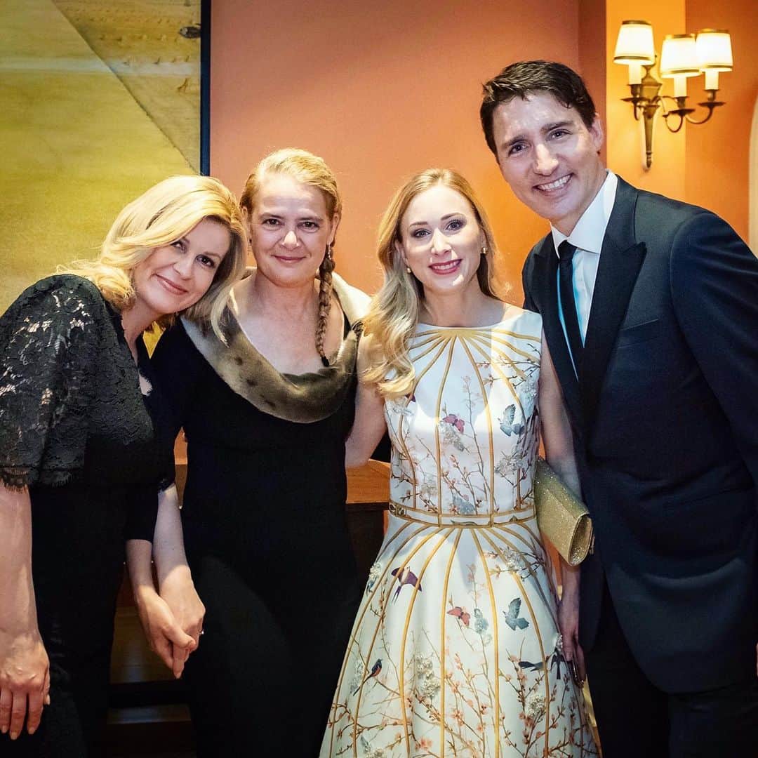 ジョアニー・ロシェットのインスタグラム：「State Dinner with Her Excellency the Right Honourable Julie Payette, Governor General of Canada, and The Right Honourable Justin Trudeau, Prime Minister of Canada, in honour of Her Excellency Kolinda Grabar-Kitarović, President of the Republic of Croatia, and Mr. Jakov Kitarović. What a nice dinner in company of these inspiring women and Prime Minister! Thank you @dicarlocouture_official for the beautiful dress!  #justintrudeau」