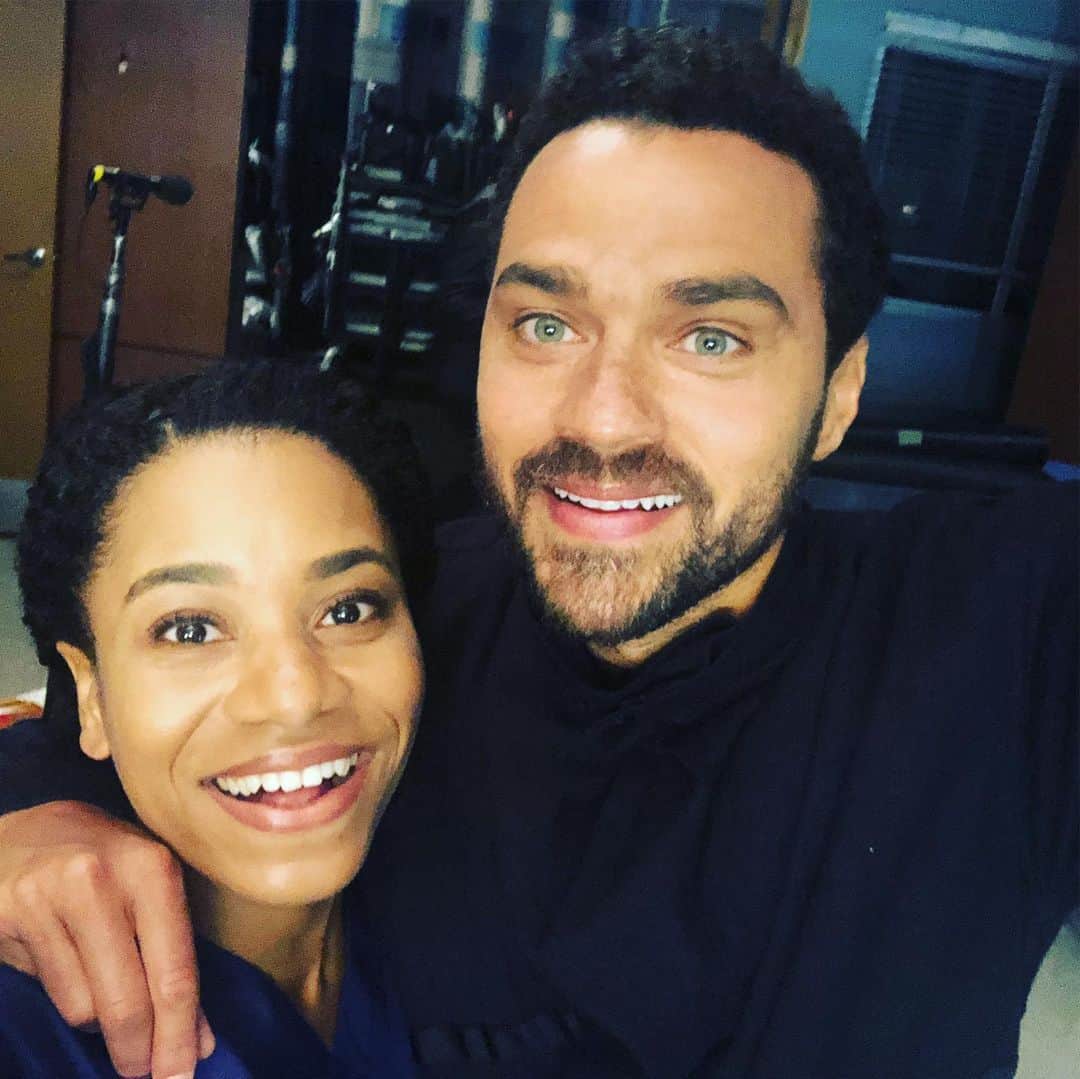 Kelly McCrearyさんのインスタグラム写真 - (Kelly McCrearyInstagram)「Thanks for being with us through another amazing season!! — from two people still learning how to find the lens! @greysabc #seasonfinale」5月17日 8時53分 - seekellymccreary