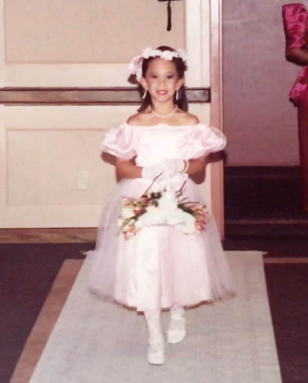 シェリル・バークさんのインスタグラム写真 - (シェリル・バークInstagram)「#TBT to my first trip down the aisle as the flower girl in my parents’ wedding 😂💐」5月17日 9時03分 - cherylburke