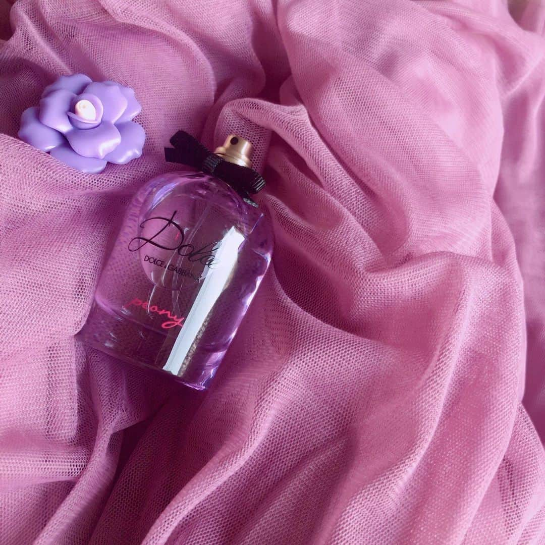 lily112988さんのインスタグラム写真 - (lily112988Instagram)「: #fragrance . . 久々に香水を 長いこと使ってなかったけど ビビッときた❁✿✾ . ▶︎DOLCE&GABBANA Dolce peony eau de parfum @dolcegabbana  @dgbeauty . フルーティフローラルの香りで 嫌いな人いないんじゃないかな(　-∀-)♡ 幸せをもたらすと言われている ピオニーの香り❁❁❁ お祝いやプレゼントにも最適**✚⃞ྉ : : : #ドルガバコスメ #DGコスメ #ドルチェピオニー #フレグランス #幸せの予感 #香水 #香水好きな人と繋がりたい #恋フレグランス #フローラル #フルーティ #ピオニー #ピオニーの香り #dolcegabbana #peony #eaudeparfum #匂いフェチ #お気に入りコスメ #コスメ好きさんと繋がりたい #コスメマニア #cosme #モデル #読者モデル #ママモデル #beautyまとめ #美容 #美容好きな人と繋がりたい ドルチェ＆ガッバーナビューティのキャンペーンに参加中[PR]」5月17日 9時04分 - lily112988