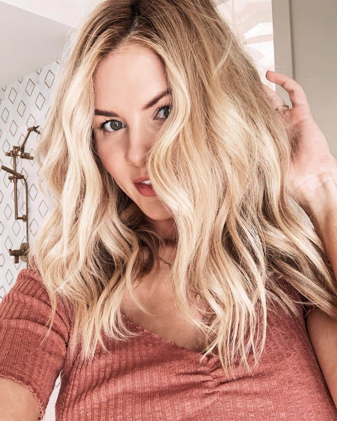 Amber Fillerup Clarkさんのインスタグラム写真 - (Amber Fillerup ClarkInstagram)「Sharing my straightener curls on insta stories today! There is a small technique I do to make them more wave like instead of bouncy curls so head to my stories if you want to see how I do that! It is super easy! I used my @HotToolsPro 1 inch straightener which is at Target, Walmart, or Amazon so super easy to get and also really affordable! #ad #MyHotTools #EveryoneDeservesBeautiful」5月17日 9時06分 - amberfillerup