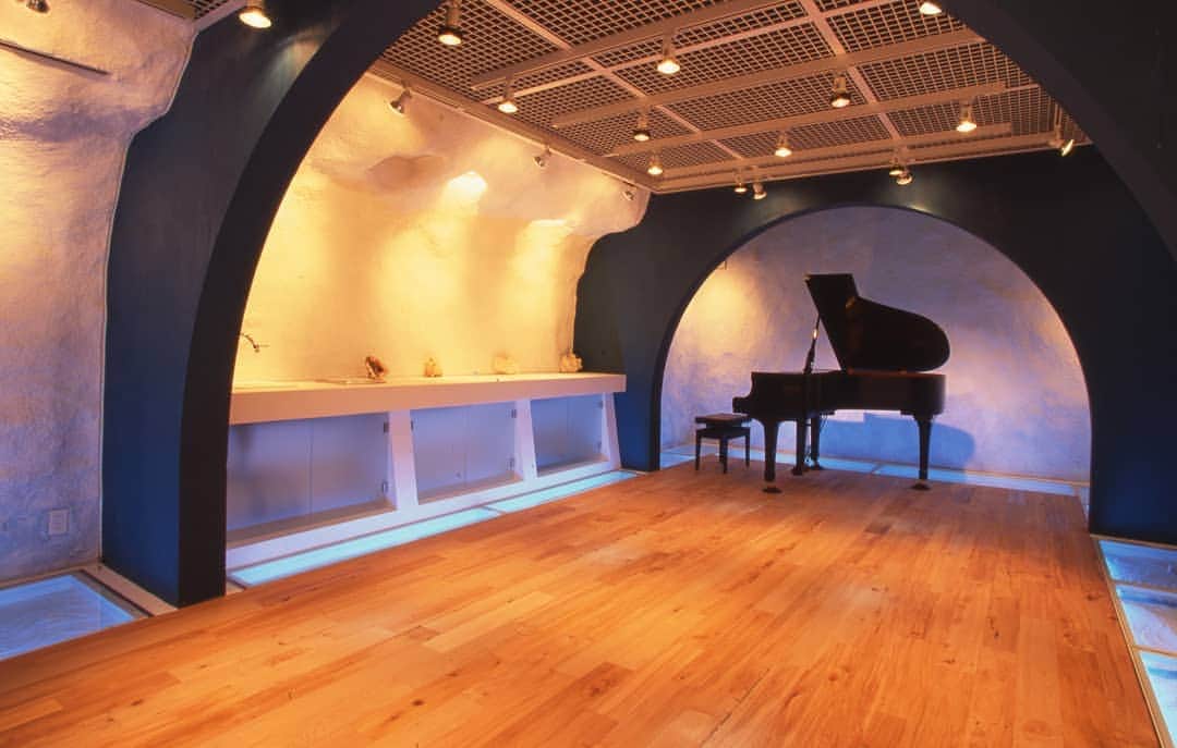 参會堂－SANKAIDO－さんのインスタグラム写真 - (参會堂－SANKAIDO－Instagram)「グランドピアノが奏でる深みのある生音が、ドーム状の空間に響き渡る…夜な夜なリサイタルを開きたくなるような、海底トンネルを思わせる幻想的で特別なピアノのための空間。 . . . #ピアノ室 #ピアノ #グランドピアノ #コンサート #リサイタル #北欧 #暮らし #暮らしを楽しむ #マイホーム #住宅 #家 #インテリア #ヨーロッパ住宅 #ヨーロッパの家 #ヨーロピアンスタイル #デザイン住宅 #輸入住宅 #規格住宅 #建築設計 #注文住宅 #myhome #house #home #interior #design #SANKAIDO #参會堂 #参會堂style」5月17日 9時16分 - sankaido_house