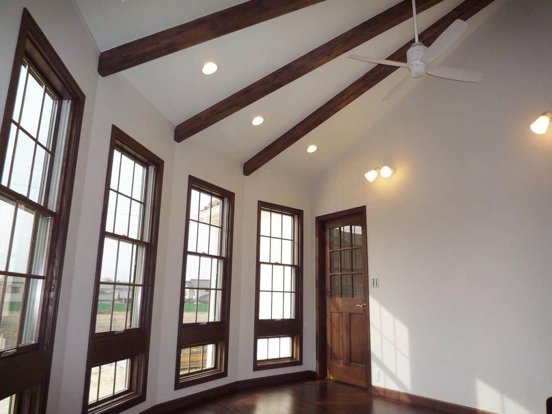 岡谷ホームズ株式会社さんのインスタグラム写真 - (岡谷ホームズ株式会社Instagram)「多角形リビングのお家 ・ ・ ・ 多角形の部分は、リビングになっています✨ ・ ・ お庭に面した大きな窓が、開放感たっぷりですね😊 ・ ・ 勾配天井の木の梁材がアクセントになった、大空間リビングです。 ・ ・ ・ プロフ「@okayahomes」より、ウェブサイト https://www.okaya-homes.co.jp へのリンクができます。 資料請求、来場予約など、お気軽にお問い合わせください😊 ・ ・ ・ #岡谷ホームズ #okayahomes #家族が健康で快適に暮らせる家🍀 #施工事例 #四季を通して清々しく #輸入住宅 #注文住宅 #八事ハウジング #名古屋 #愛知県 #三重県 #岐阜 #home #myhome #プロヴァンス #多角形リビング #アプシス #勾配天井 #梁材 #無垢フローリング #家 #家づくり #暮らしを楽しむ #丁寧な暮らし #Instagood #おしゃれな家 #こだわりの家 #ナチュラルインテリア #ナチュラルインテリアの家」5月17日 9時08分 - okayahomes