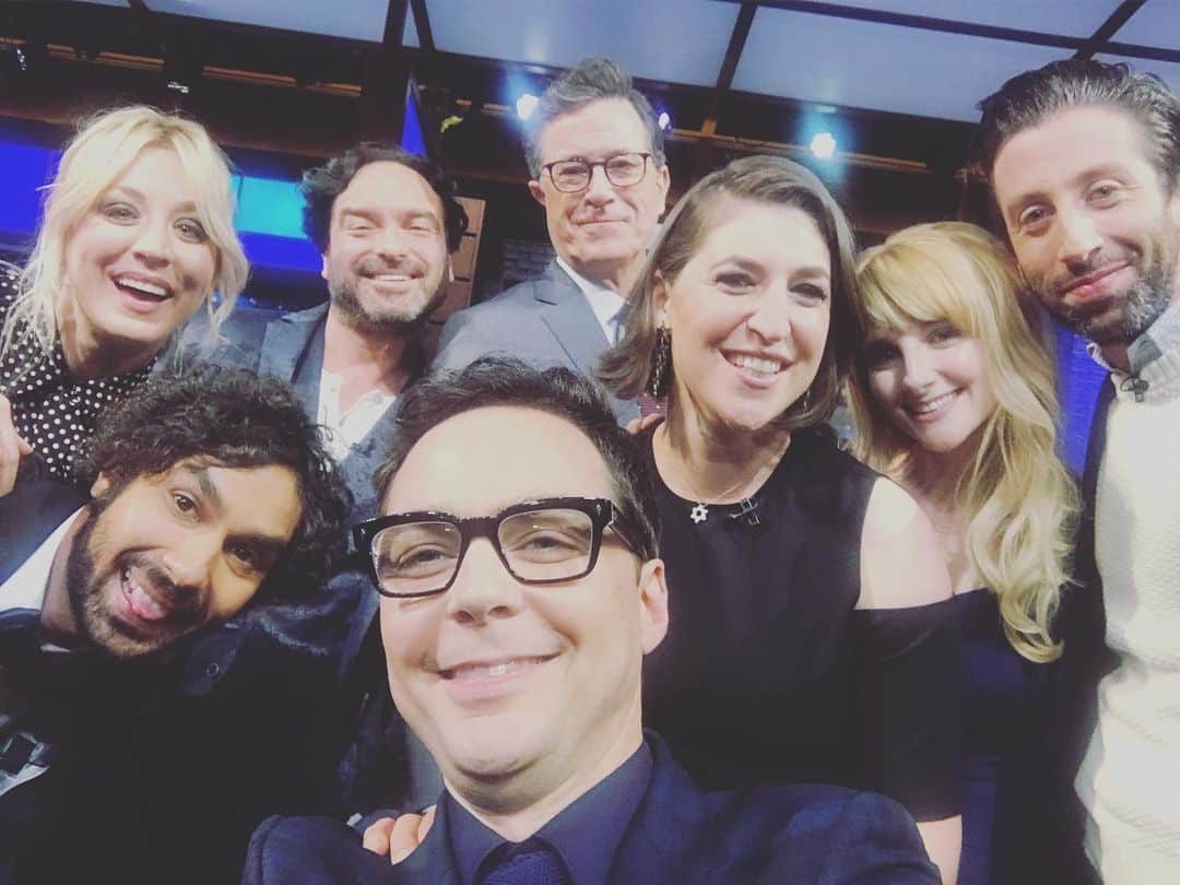 メリッサ・ラウシュのインスタグラム：「What a wonderful way to say farewell with these beautiful people. @colbertlateshow tonight! 💕💕💕💕💕」