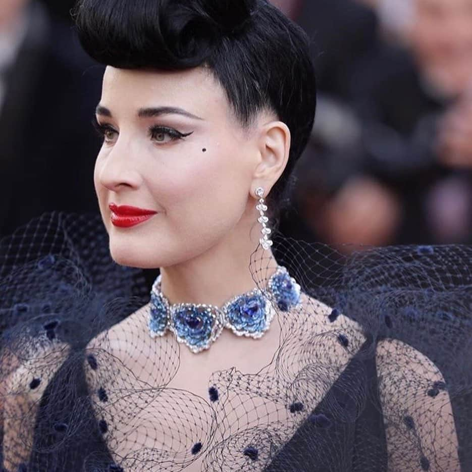 アレクシマビーユさんのインスタグラム写真 - (アレクシマビーユInstagram)「Queen Dita von teese rocking the red carpet @festivaldecannes dressed in @alexismabille @ditavonteese tonight in cannes #ditavonteese #alexismabille #cannesfilmfestival #redcarpet #voilette #navyblue #glamour #sochic #thequeen #dita #femininity #rocketman」5月17日 9時10分 - alexismabille