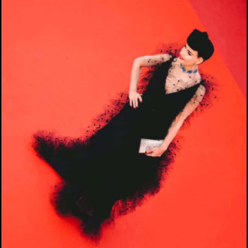 アレクシマビーユさんのインスタグラム写真 - (アレクシマビーユInstagram)「Queen Dita von teese rocking the red carpet @festivaldecannes dressed in @alexismabille @ditavonteese tonight in cannes #ditavonteese #alexismabille #cannesfilmfestival #redcarpet #voilette #navyblue #glamour #sochic #thequeen #dita #femininity #rocketman」5月17日 9時10分 - alexismabille