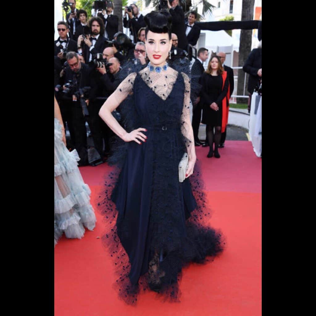 アレクシマビーユのインスタグラム：「Queen Dita von teese rocking the red carpet @festivaldecannes dressed in @alexismabille @ditavonteese tonight in cannes #ditavonteese #alexismabille #cannesfilmfestival #redcarpet #voilette #navyblue #glamour #sochic #thequeen #dita #femininity #rocketman」