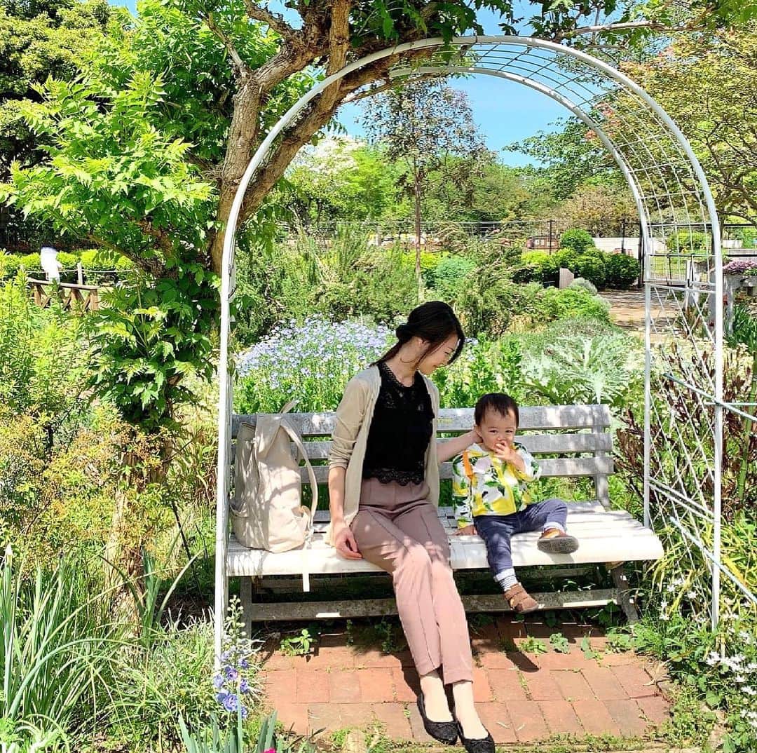 花田浩菜のインスタグラム：「少し前だからまだカーディガン必須だったけど、もう半袖でもOKな気候になりましたね❤️ ちょうど良いガーデンスペースがあり息子と休憩👶追いかけ回すので公園行くときはパンツコーデばかりです😂 ONOFF使えるピンタックテーパードパンツは @titivatejp のものでお気に入り✨ . . 前に質問頂いた👶のレモン柄のパーカーは @patpatshopping のものです😊#海外子供服 なので発送は早くなかったけれど、プチプラで保育園用のお洋服とか結構ここでゲットしました👶汚れるので安くて可愛くて有難い😂 . . #息子氏鼻をほじっているかと思いきや #よく見ると鼻掻いてるだけ😂 #態度がおっさん . . #ママコーデ #コーデ #コーディネート #親子 #赤ちゃんのいる生活 #赤ちゃん #1歳7ヶ月 #1歳児 #男の子ママ  #育児日記  #成長記録 #ママライフ #ティティベイト #code #coordinate #ootd  #titivate #titivatestyle #l4l #happy #happydays」