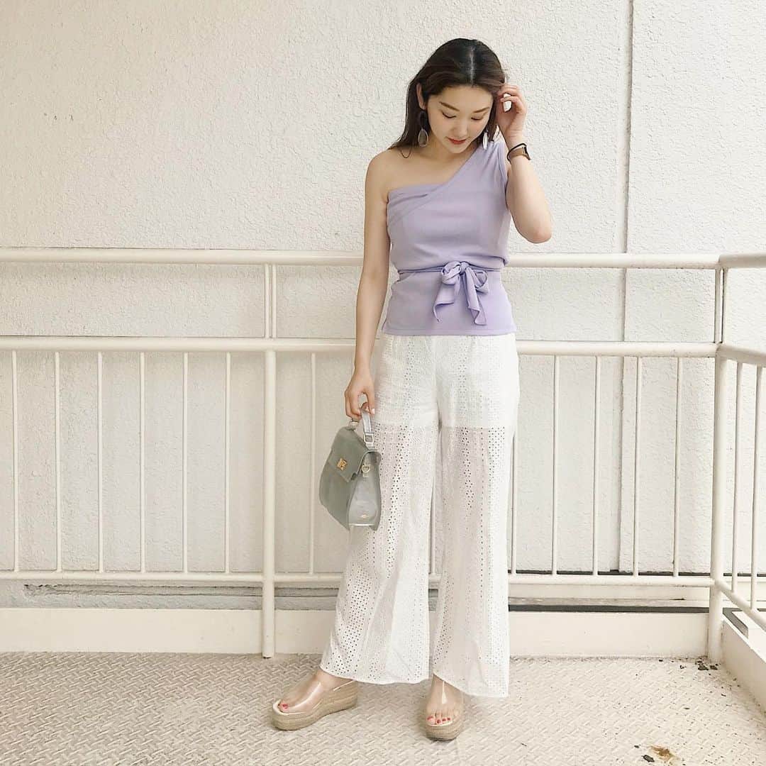 mina hinokuchiのインスタグラム：「. ルミネ10%初日沢山のご来店ありがとうございました♡♡ . 楽しみにしてたワンショルリボンTも昨日入荷♡ 今の時期はシャツを羽織って、夏は1枚も可愛い☀︎ 今日は新作のシャツアイテムがいつくか入荷します🌻 ぜひ遊びに来てください♡ . #whoswhochico #salonbychico #フーズフーチコ #salonbychico_yokohama #mina_chicode #mery #rili_tokyo #sucle #isutapic #patra #petrel_jp #velle_jp #横浜 #横浜ルミネ」