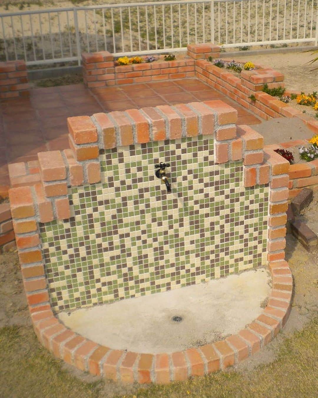 岡谷ホームズ株式会社さんのインスタグラム写真 - (岡谷ホームズ株式会社Instagram)「多角形リビングのお家 ・ ・ ・ お花も楽しめるテラスコーナー✨ ・ ・ ガーデン水栓は、モザイクタイルがデザインのポイント。 ・ ・ ・ ・ プロフ「@okayahomes」より、ウェブサイト https://www.okaya-homes.co.jp へのリンクができます。 資料請求、来場予約など、お気軽にお問い合わせください😊 ・ ・ ・ #岡谷ホームズ #okayahomes #家族が健康で快適に暮らせる家🍀 #施工事例 #四季を通して清々しく #輸入住宅 #注文住宅 #八事ハウジング #名古屋 #愛知県 #三重県 #岐阜 #home #myhome #プロヴァンス #家 #家づくり #庭づくり #テラス #花壇 #芝生 #レンガ積み #暮らしを楽しむ #花のある暮らし #丁寧な暮らし #Instagood #おしゃれな家 #こだわりの家 #ナチュラルインテリア #ナチュラルインテリアの家」5月17日 9時32分 - okayahomes