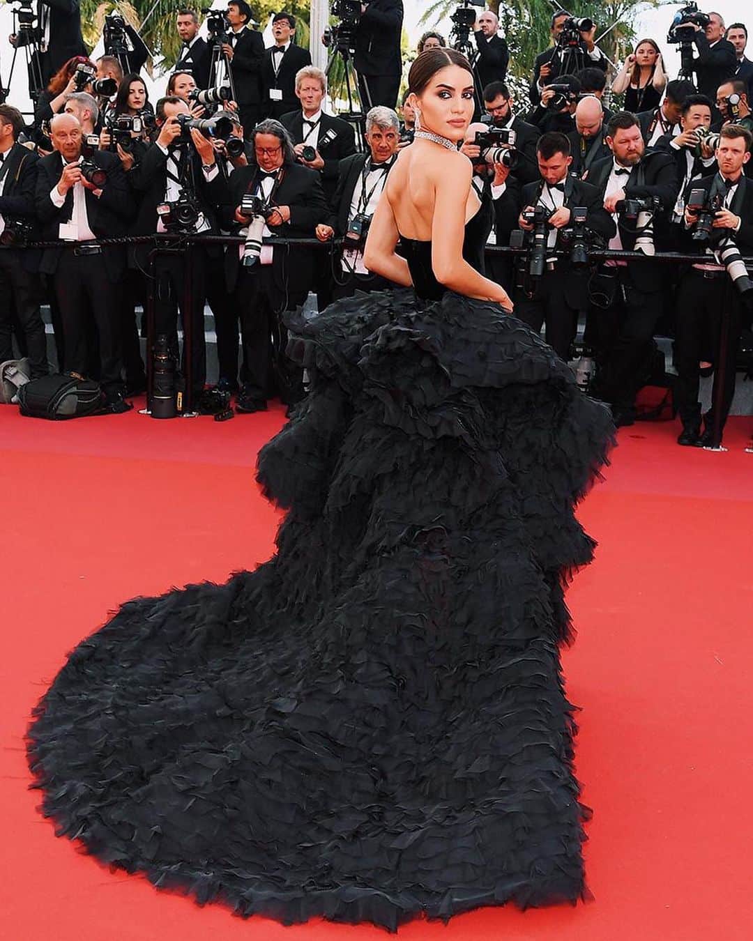 Camila Coelhoさんのインスタグラム写真 - (Camila CoelhoInstagram)「Back in Cannes and remembering last years carpet! 🖤 #CannesFilmFestival #Cannes2019 ———- De volta em Cannes - relembrando o look que usei no tapete vermelho do ano passado!🖤」5月17日 9時28分 - camilacoelho