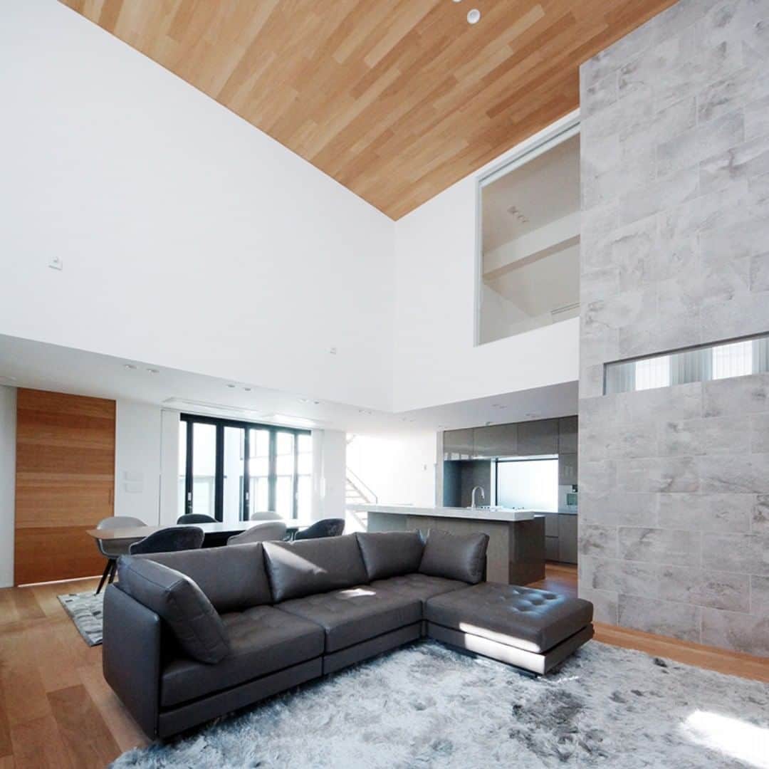 テラジマアーキテクツさんのインスタグラム写真 - (テラジマアーキテクツInstagram)「天井や壁に素材で変化をつけると、空間に奥行き感が生まれます。この邸宅ではタイルを壁一面に採用し、上質さ、重厚感をプラスしました。  #terajimaarchitects #テラジマアーキテクツ #東京　#世田谷　#設計事務所　#注文住宅　#建築実例　#工務店　#デザイン住宅　#house　#home　#世田谷区M邸　#シンプルモダン 　#リビング　#LDK　#吹き抜け　#ライフスタイル　#luxuaryhome　#新築　#マイホーム　#建築家　#いえづくり　#一戸建て　#建築事務所　#木造住宅　#SE構法　#アクセントウォール　#タイル張り　#板張り天井」5月17日 9時29分 - terajimaarchitects