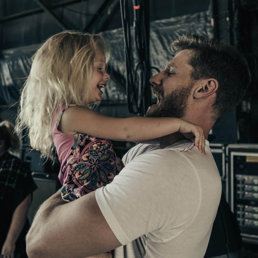 チェイス・ライスさんのインスタグラム写真 - (チェイス・ライスInstagram)「Who’s happier to see who backstage?😂😎 Pics:@codycannon」5月17日 9時32分 - chaserice