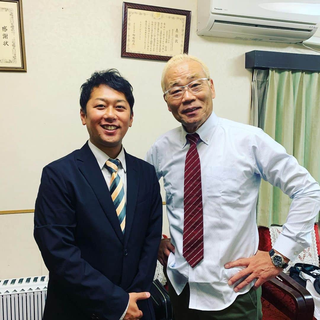 井本貴史さんのインスタグラム写真 - (井本貴史Instagram)「巨人師匠が番組の企画で金髪にされた。そんな巨人師匠に1ヶ月前にお会いした。巨人師匠に「君も金髪にせぇ」と言われた。ノリで「ハイ！」と答えた。知らない間に舞台で巨人師匠が俺が金髪にすると話していた。その日の帰りに「ホンマに僕も金髪した方がいいですか？」と確認したところ「好きにしたらええ」と言う事だったので黒髪のままにしていた。 1ヶ月後にまた巨人師匠にお会いした時に「あれ？まだ金髪してないんかいな？？」と言われたので「好きにせえとおっしゃってましたので黒です」と言うと「いや、アカンアカン！僕ね、雑誌でコラムの連載書いてるんやけどね、そこで井本が金髪するって書いたからね」と言われた。「マジですか？」「マジやがな！」と言う事がありまして、なのでこうなりました。 ・ #巨人師匠 #金髪 #1ヶ月 #知らない間にコラムに載る #もうやるしかない #もしやらなかったらパンパンされる #もし俺が弟子やったらパンパンされる #多分、力は無茶苦茶強い #多分、成人したゴリラぐらいの腕力はあると思う #パンパンされたら首もげる #やるしかない #やった #約20年ぶりぐらいの金髪 #なんか俺 #日本人離れした #なんか俺 #東南アジア感すごいでた #巨人師匠やりました ！ #勉強させて頂きます ！！！」5月17日 9時41分 - inomototakafumi