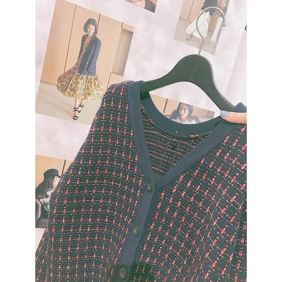 藤森香衣さんのインスタグラム写真 - (藤森香衣Instagram)「DRWCYS 2019 AW展示会へ  まゆちゃん @nagasuemayu のお誘いで行ってきました。  今年の秋冬トレンドは ・ ・細かいレオパード柄 ・サテン地のトップスやスカート ・大きなチェック柄 ・ざっくりカーディガン …など、  私の世代からすると、「懐かしい感じ」がしますね😊  可愛くて着やすい(着まわししやすい)物が、多かったです✨  #drwcys #fashion #japan #ファッション #展示会 #秋冬 #ワンピース #コート #ニット」5月17日 9時41分 - kaefujimori