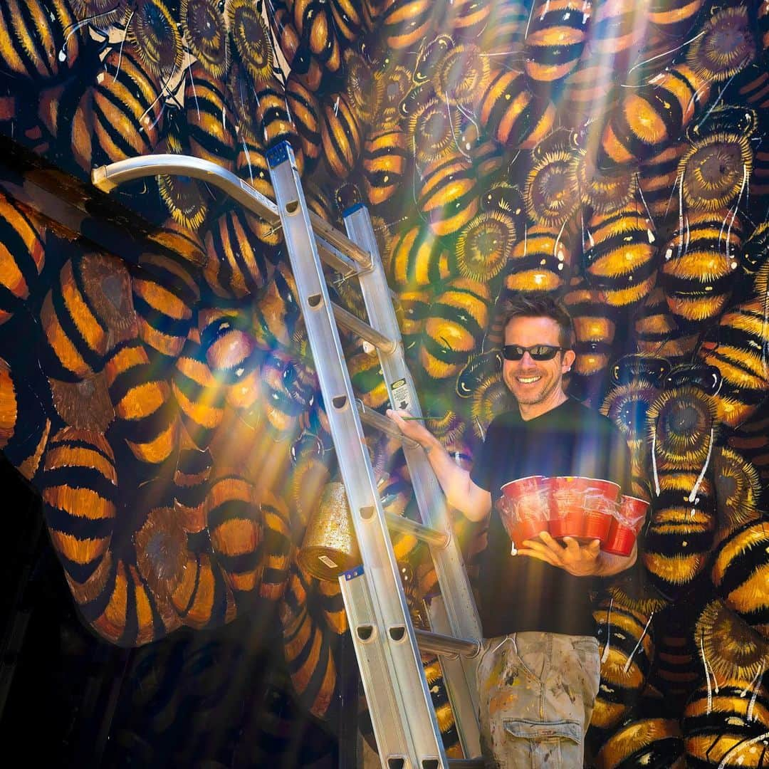 スミソニアン国立動物園さんのインスタグラム写真 - (スミソニアン国立動物園Instagram)「🐝🎨🦍 “Making the connection between honeybees and great apes at the Smithsonian’s National Zoo has the ability to punctuate the connectedness of all life on our planet. A swarm is the expansion of a healthy, thriving hive and one of the most sublime experiences in the natural world. By presenting these animals in a whole new light, I hope my art causes visitors to share in my wonder and awe of these magical creatures and inspires them to take action to conserve and protect all species great and small.”—artist Matthew Willey, The Good of the Hive 📸: @thegoodofthehive」5月17日 9時35分 - smithsonianzoo