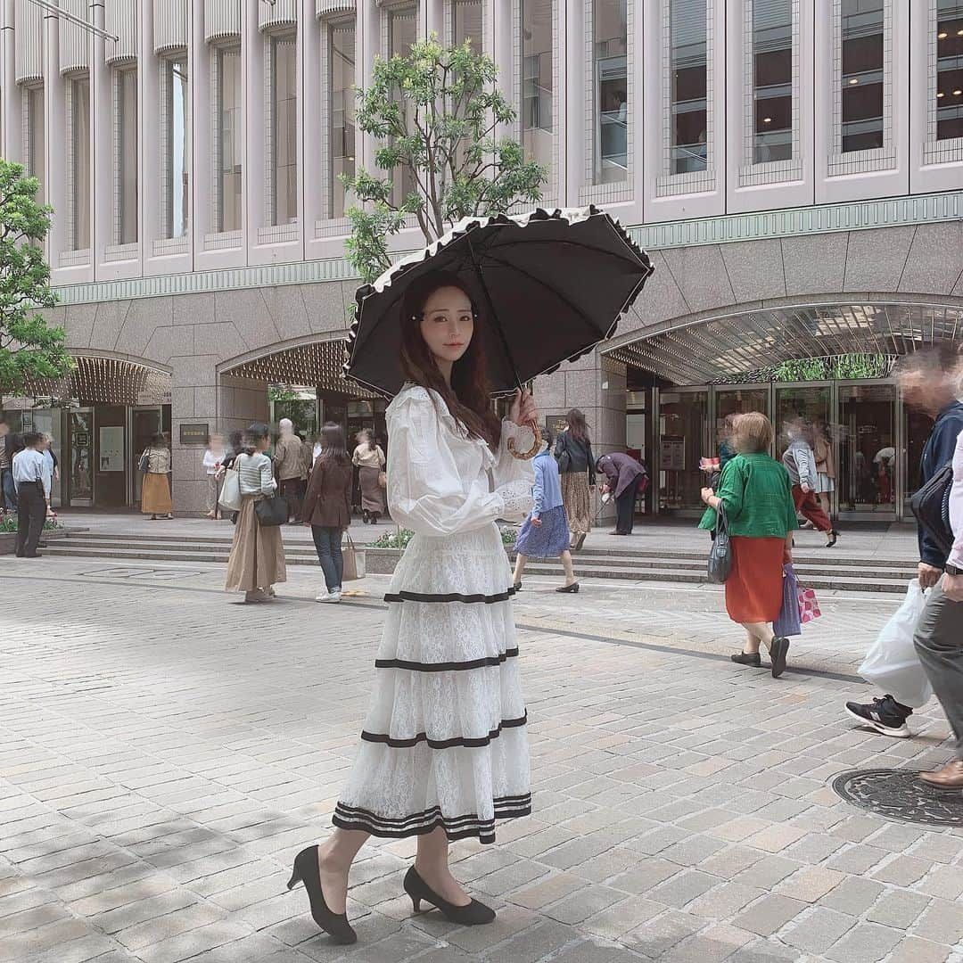 深澤翠さんのインスタグラム写真 - (深澤翠Instagram)「宝塚月組公演『夢現無双』観てきました🌙﻿ 美弥さんのオーラが凄すぎてクラクラしました♡﻿ 月城さんの三枚目もこれはこれでたまらん🥰とにまにま♡﻿ ﻿ レビューでの皆様の神様っぷりについ手がこう…🙏…拝んでしまっていました♡﻿ ﻿ 観劇中美弥さんの退団のことはなるべく考えないようにしてしまいましたが、終わってから『マーキューシオ役で気になり出したなぁ』とか『アルトワ伯役めっちゃ好きだったなぁ』とか想い出してきてしまって😭😭﻿ やはり寂しいですね﻿ ﻿ ﻿ コーデは﻿ PINK HOUSE CHELSEAでした♡﻿ ﻿  #pinkhouse #pinkhousechelsea」5月17日 9時38分 - midorifukasawa