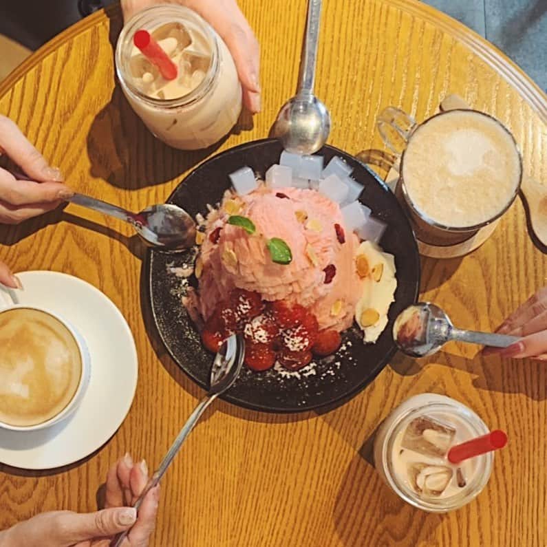 瀬賀しお（せがしぃ）さんのインスタグラム写真 - (瀬賀しお（せがしぃ）Instagram)「今日のYouTubeは祐香さんとのコラボ動画です💓﻿ 皆さん、もう見ていただけましたか？✨﻿ ﻿ わたしのチャンネルでは質問コーナー！﻿ 赤裸々に語ってますヾ(´ω｀＝´ω｀)ﾉ 💨﻿ そして祐香さんのチャンネルでは新大久保Vlogが上がっていますよぉ🤤🍴﻿ ﻿ 新大久保で食べたのがこちらのユッケ寿司！﻿ もうね、言葉に出来ないくらい美味しかった❤️（笑）﻿ ﻿ お店はこちらです🍳﻿ ＊PALLET46＊﻿ 📍東京都新宿区大久保2-18-10﻿ ﻿ カフェみたいな店内でゆっくり食べられました☺️﻿ ﻿ デザートはこちらのお店で🍧﻿ ＊HOMIBING＊﻿ 📍東京都新宿区百人町2-3-20﻿ ﻿ いちごたっぷりのカキ氷を食べたんだけど﻿ これからの季節オススメ！！💓﻿ タピオカミルクティーも美味しかったです😆✨﻿ ﻿ もし新大久保に行く機会がありましたら﻿ ぜひ参考にしてみてください🌈﻿ ﻿ #新大久保 #ユッケ寿司 #韓国 #韓国料理 #新大久保グルメ #新大久保カフェ #タピオカ #かき氷 #いちご」5月17日 20時37分 - segashiori