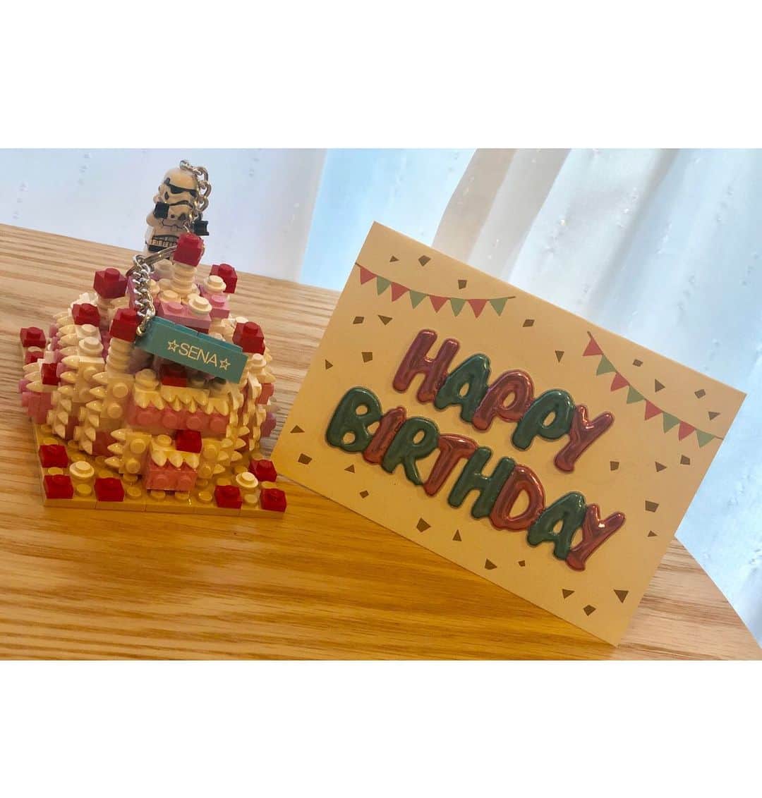 矢吹世奈のインスタグラム：「・ S - LIVE ２日目のときに ほっしーがサプライズで プレゼントしてくれた、LEGOケーキ🎂🎁💖 ベアブリックがついてたよ🧸 手間暇かけてくれて…😢💓💓💓 お手紙も書いてくれて うれしかったなぁ〜☺️💌 ・ お家にいるベアブリックたちに 仲間入りさせてみた🧸💛🧡💙 ・ ほっしー、ありがとう🙏🏼♥️ #サプライズ#プレゼント#誕生日#LEGO#ベアブリック#bearbrick」