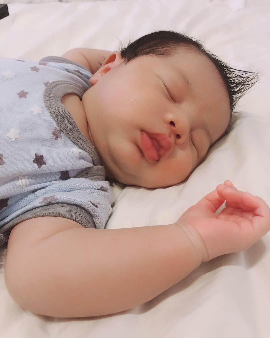 鈴木サチさんのインスタグラム写真 - (鈴木サチInstagram)「僕寝まーす。 おやすみなさい💤  #mama #mother #model #baby #family #kids #tokyo #japan」5月17日 20時30分 - sachi_suzuki