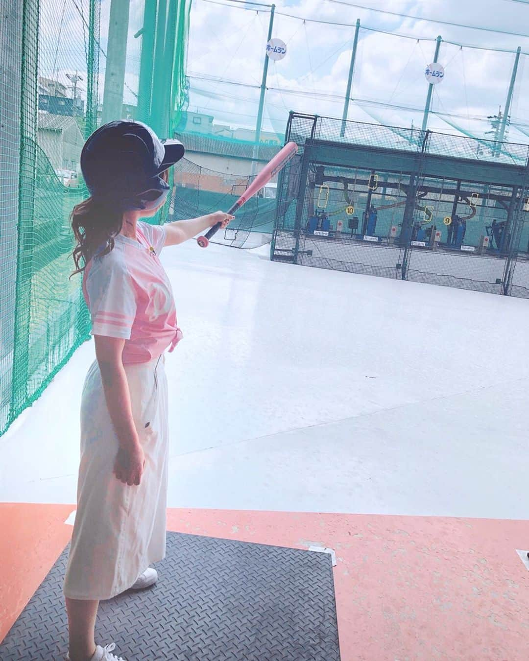 沢井里奈さんのインスタグラム写真 - (沢井里奈Instagram)「♡ . 先日の中日ドラゴンズ応援番組 ｢ドラ・ナビ｣のロケで ｢バッティングららら緑店｣さんへ⚾️✨ . 実際にバッティングをしたんですが、 とっても楽しくてハマりました🥺❤️笑 またやりたいです💪🏻💕💕 ゲストの方にアドバイスを頂き、 贅沢すぎる時間でした☺️💓💓 . 放送楽しみにしていて下さい🌹🌸 . . shoes♡ @fithouse_official #FITHOUSE . #dragons #dranavi #dranavicat #starcat #nagoya #baseball #mercuryduo #ootd #coordinate #fashion #instafashion #instagood #instagramjapan #japanesegirl #girls #中日ドラゴンズ #ドラゴンズ #中日 #バッティングららら緑店 #バッティングららら #バッティングセンター #バッティング #キャットチャンネル #スターキャット #さわー野球 #沢井里奈」5月17日 20時34分 - sawairina