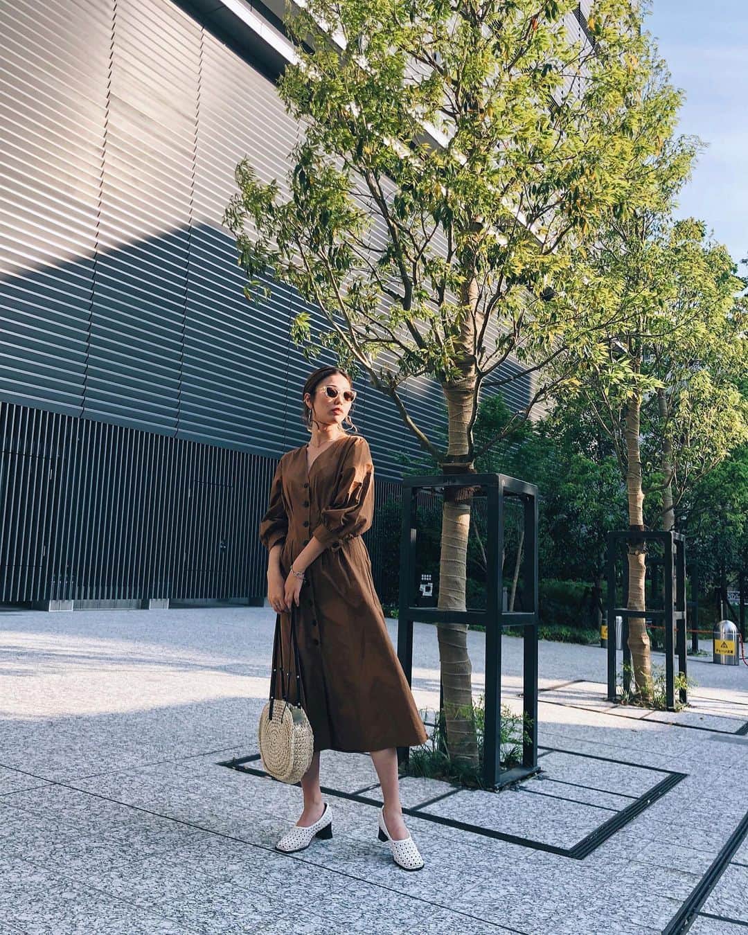 岩崎志保のインスタグラム：「Outfit🍃🍂💞 . dress ... @zara sandal ... @emoda_official  bag ... @bershkacollection  ワンピースとしても羽織りとしても使える優秀さん！  #shihosstlye🦄 #zara #emoda #bershka #Outfit #ootd」