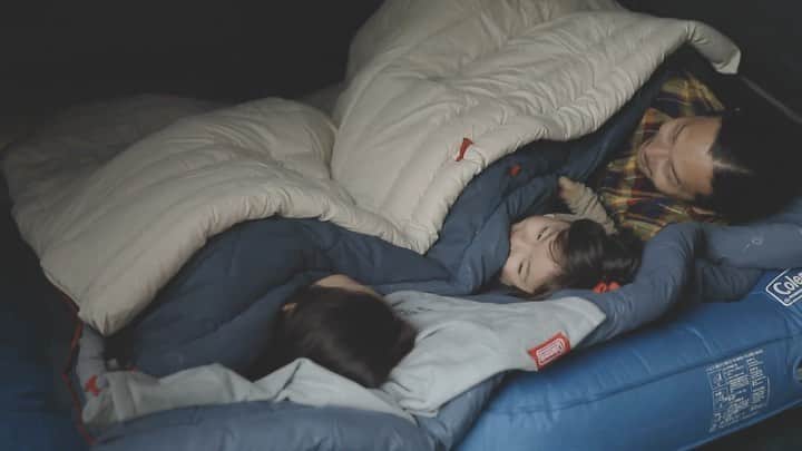 Coleman Japanのインスタグラム：「🎥 Coleman Camp Gear Vol.1🏕 コールマンのギアシリーズから「マルチレイヤースリーピングバッグ」をご紹介。3つのレイヤーを組み合わせても分割しても使える、ゆったりサイズで最高の寝心地。 ・ ・ ・ #灯そうColeman #灯そうコールマン #灯そう #Coleman #コールマン #Camp #キャンプ #Outdoor #アウトドア #sleepingbag #寝袋 #シュラフ #マルチレイヤースリーピングバッグ」