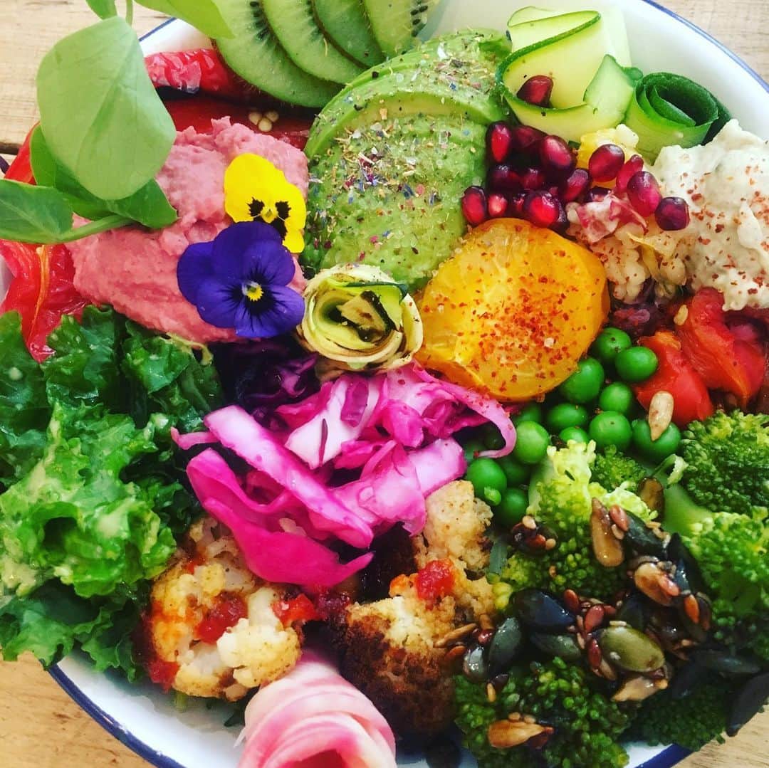 ブライオニー・ペイジさんのインスタグラム写真 - (ブライオニー・ペイジInstagram)「Awe man I love this place!! @pomkitchen_ #sheffield 🌸🌼🥝🥑🌈 And yes I’m someone who takes photos of their food to share on Instagram 💁🏼‍♀️ • #veganfriendly #healthyeating #rainbowbowl #wildthing #wildthings #beetrootlatte #pomkitchen #pomskitchen」5月17日 19時05分 - bryony_page