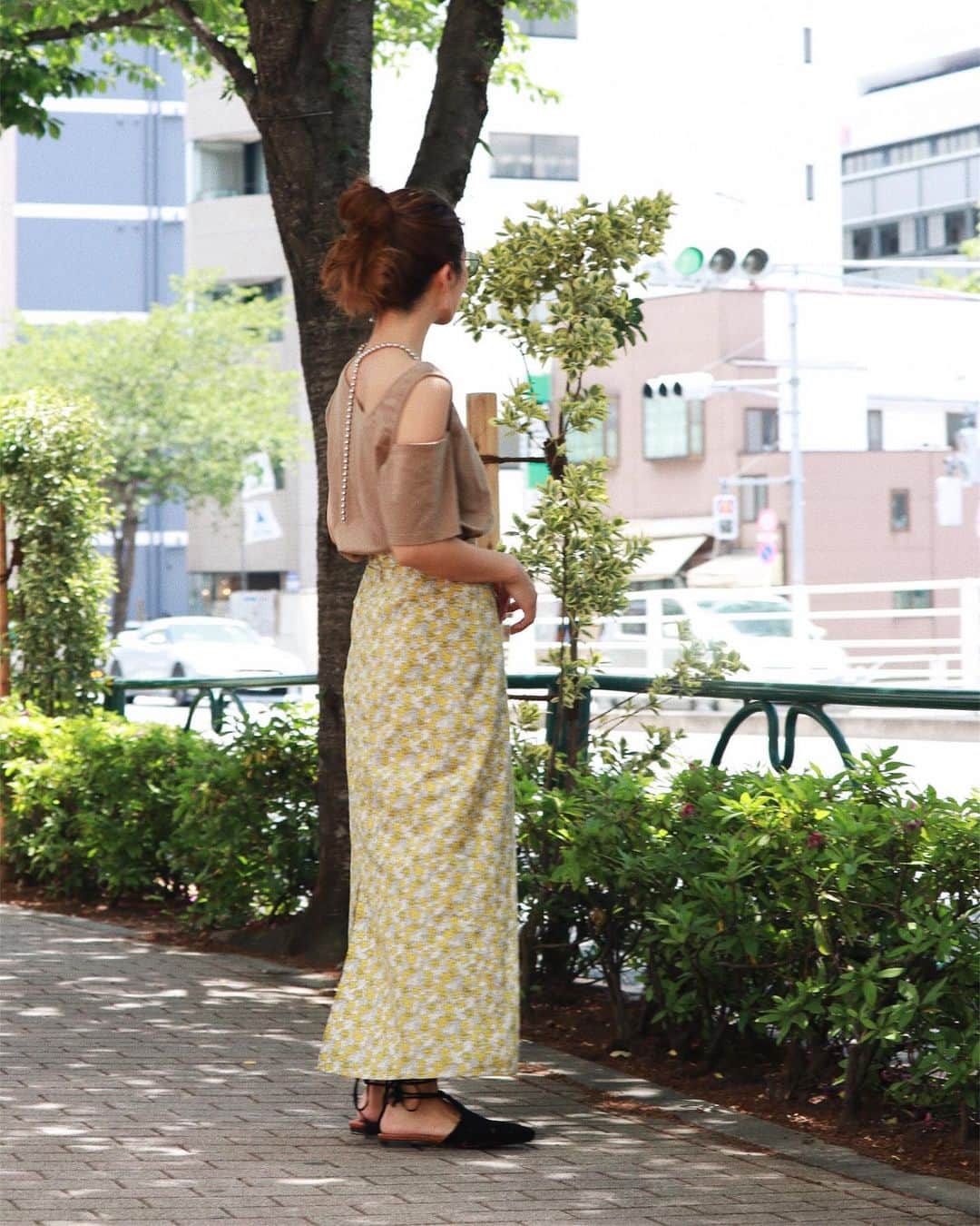 のインスタグラム：「. 【PRE ORDER ITEM】 #フラワープリントフィットマキシスカート イエロー/カーキ ¥9,720(tax in) . @ungrid_official #TOPページURLよりチェック✔︎ . #ungrid #ungrid_official」