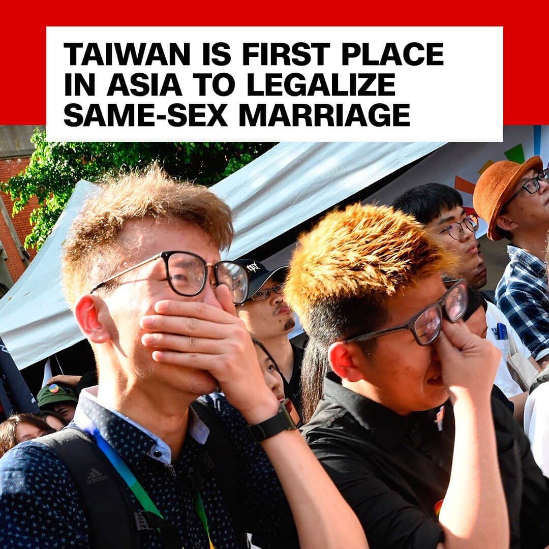 CNNさんのインスタグラム写真 - (CNNInstagram)「It's a historic day for the LGBT community in Asia. Taiwan lawmakers have approved a bill legalizing same-sex marriage, a landmark decision that makes it the first place in Asia to pass gay marriage legislation. The vote came almost two years after the island's Constitutional Court ruled that the existing law -- which said marriage was between a man and a woman -- was unconstitutional. The new law goes into effect on May 24. After the vote, Taiwan's President Tsai Ing-wen tweeted: "We took a big step towards true equality, and made Taiwan a better country." (📸: Sam Yeh/AFP/Getty Images)」5月17日 19時05分 - cnn
