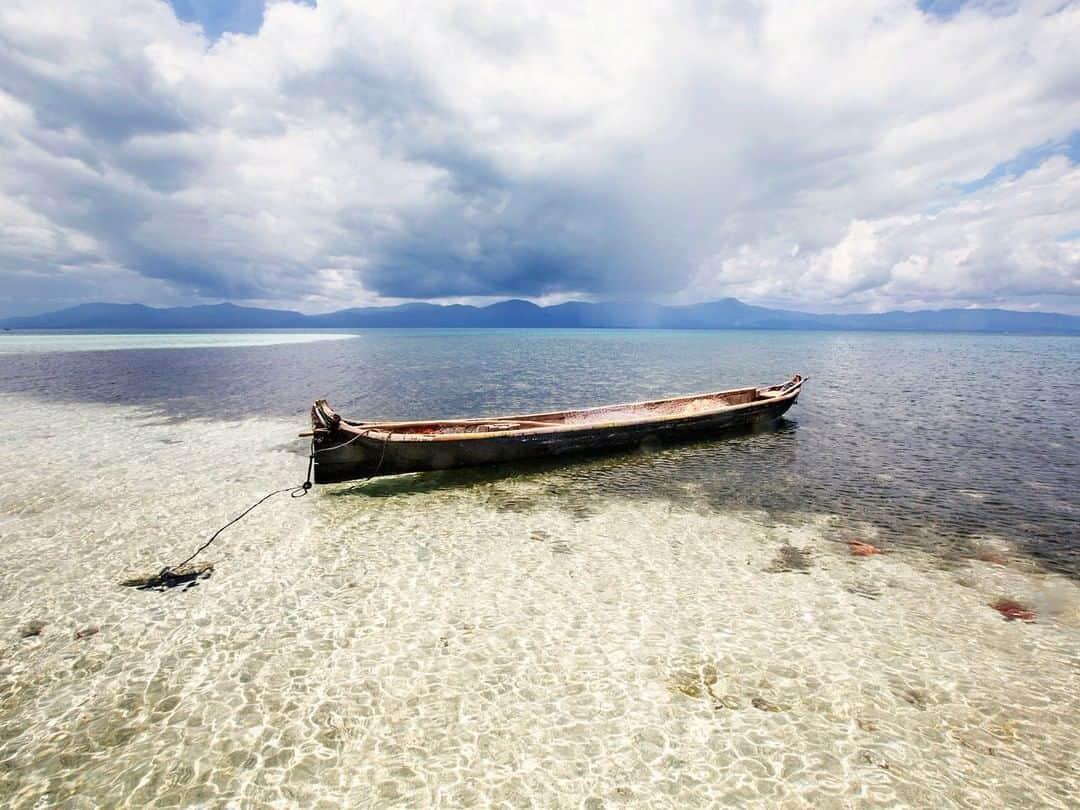 National Geographic Travelさんのインスタグラム写真 - (National Geographic TravelInstagram)「Photo by @andrea_frazzetta | San Blas Islands. The archipelago of San Blas consists of hundreds of small islands. Approximately 365 islands and cays, of which only 49 are inhabited. They lie off the north coast of the Isthmus of Panama, east of the Panama Canal. A part of the comarca (district) Guna Yala along the Caribbean coast and home to the Kuna Indians. San Blas and its surrounding area is a haven for ecotourists because of its pristine environs. To see more photos from my travels, follow me @andrea_frazzetta #Panama #ocean #sanblas」5月17日 19時05分 - natgeotravel