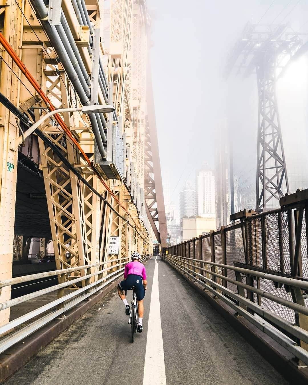 REIさんのインスタグラム写真 - (REIInstagram)「The great outdoors is much closer than you think (just step out the door). Happy #BikeToWork Day!  Photo: @romanshotthis in New York, #NewYork. #OptOutside」5月17日 19時05分 - rei
